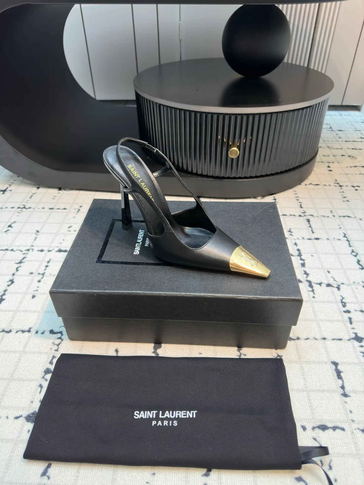 👟👟Ex-factory price 560👟👟 laurent 2025 spring and summer new YSL small gold-toed high heels, very stable on the foot, super heeling, feel free to buy! The heel is custom-made from a new mold. It is an exclusive heel. The height is the same as the original one to distinguish various incorrect versions! High-end sexy, ysl still understands women best❤️ Upper: Silk Lining: Sheepskin Sole: Italian genuine leather outsole Size: 35/40 (40 is custom-made and cannot be returned or exchanged)